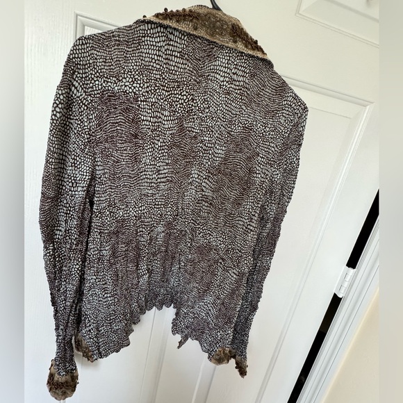 Bronze beading and lace accents on collar, cuffs & pockets: flattering cut. - Picture 7 of 9